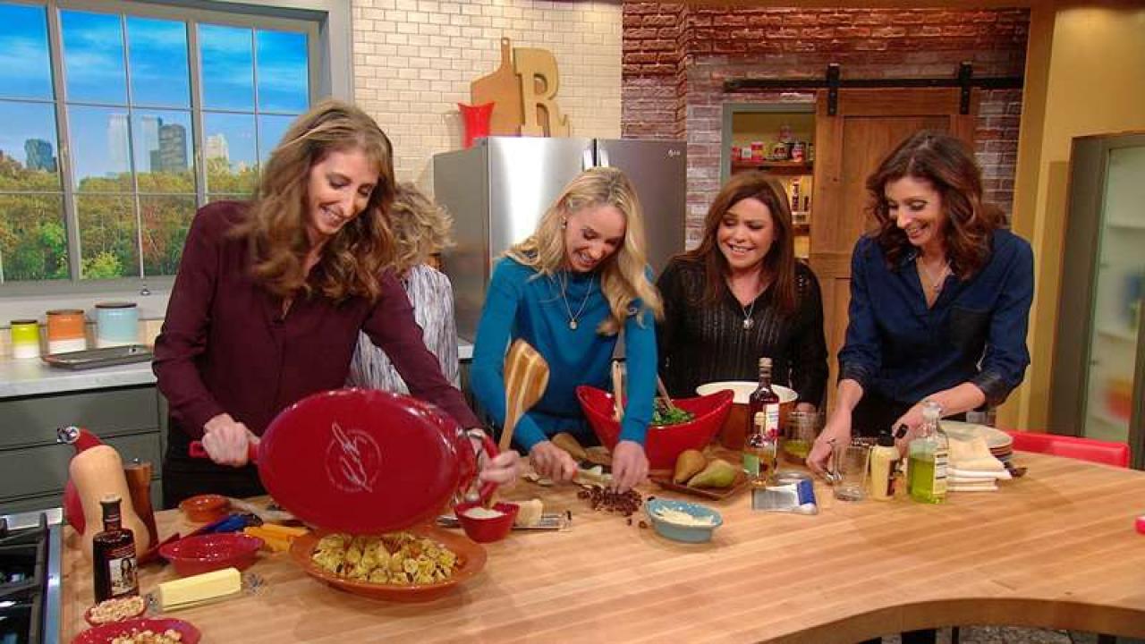 Tracy Pollan Cooks Pasta with Her Family! | Rachael Ray Show