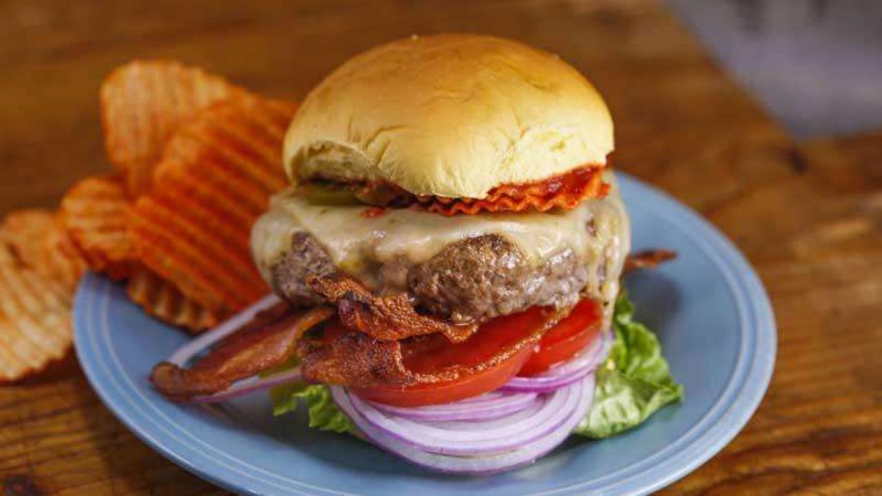 'Some Like It Hot' Garlicky Bacon Cheeseburgers With Sriracha Ketchup ...