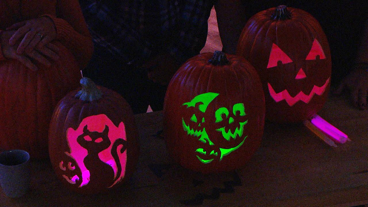 Fake carving online pumpkins