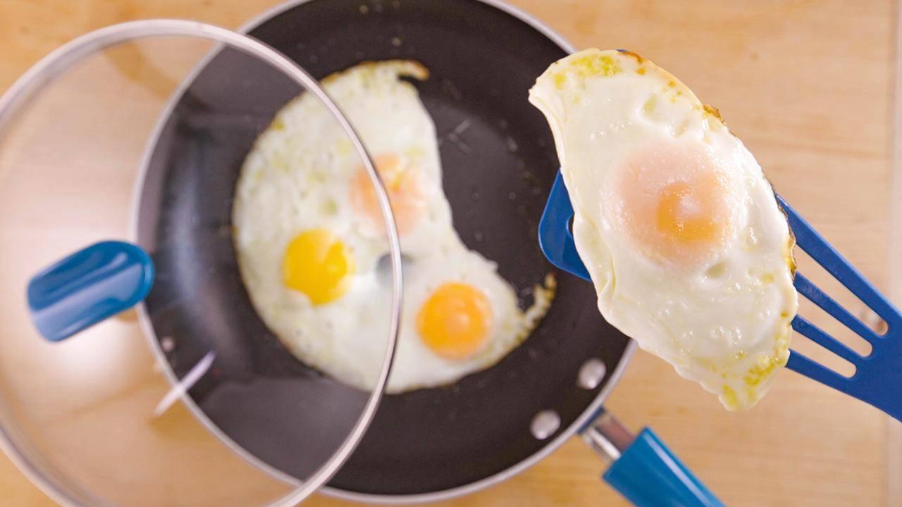How to Fry Perfect Sunny-Side Up Eggs Every Time - Delishably