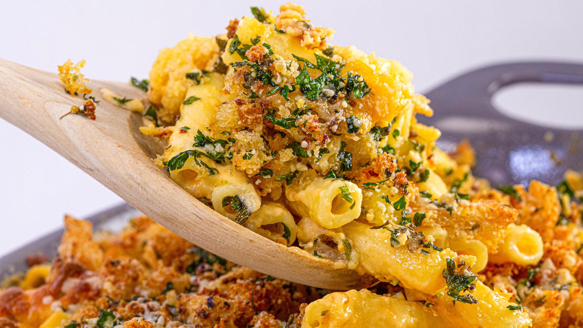 easy macaroni and cheese with bread crumb topping